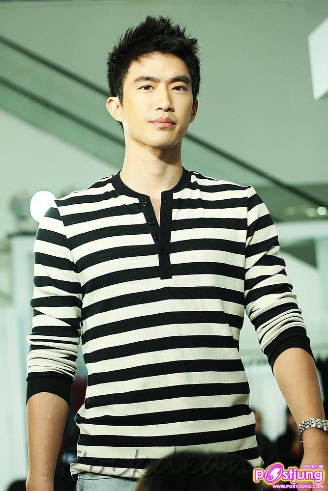 ภาพซ้อมเดินแบบงานUber chic spring summer fashion 2011