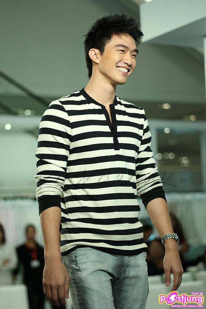 ภาพซ้อมเดินแบบงานUber chic spring summer fashion 2011