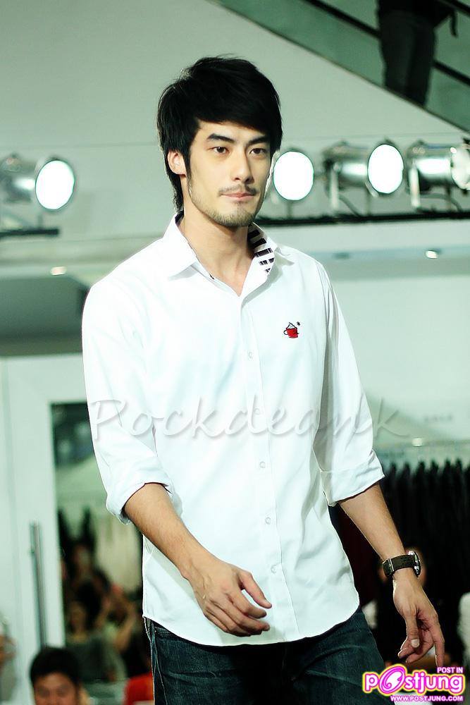 ภาพซ้อมเดินแบบงานUber chic spring summer fashion 2011
