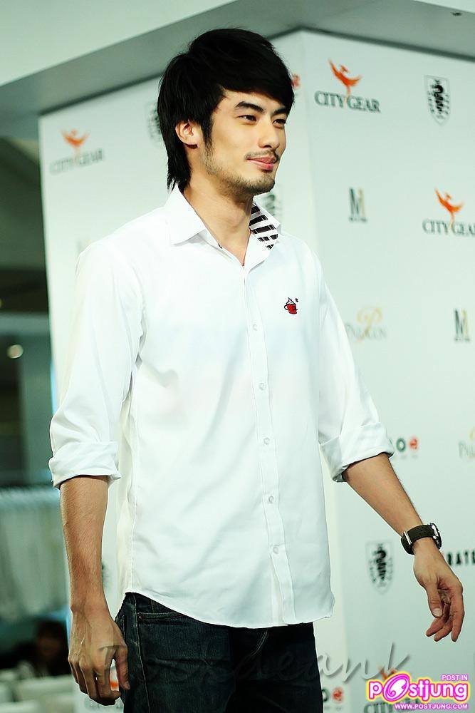 ภาพซ้อมเดินแบบงานUber chic spring summer fashion 2011