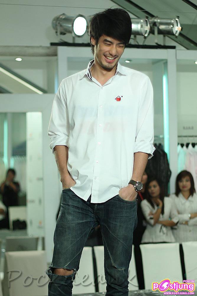 ภาพซ้อมเดินแบบงานUber chic spring summer fashion 2011