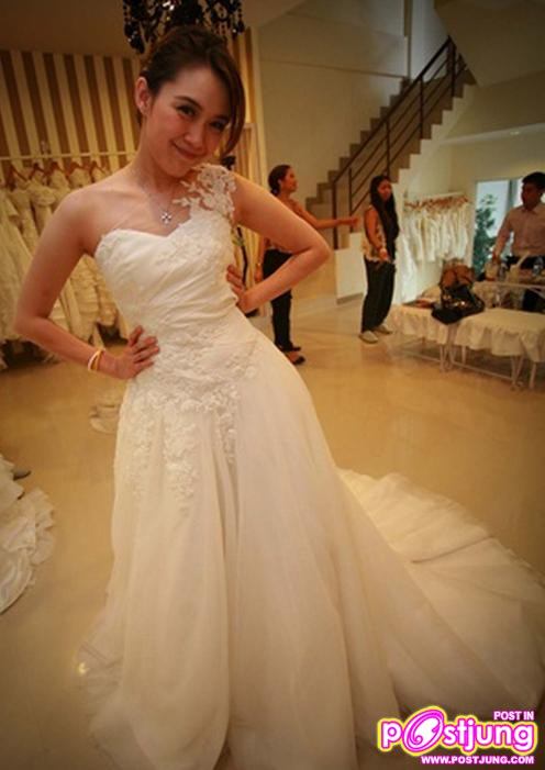 ชุดแต่งงานของ นิหน่า