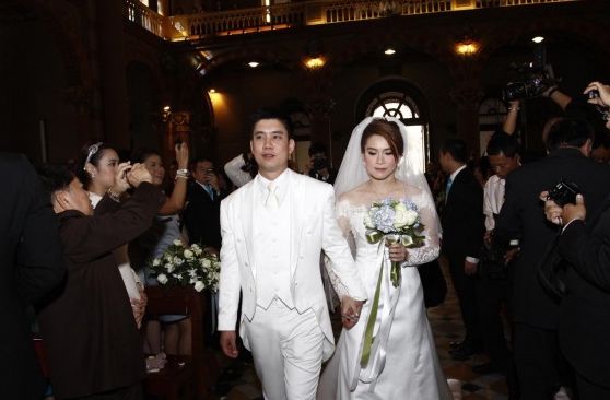 เก็บตก วิวาห์หวานฉ่ำ นิหน่า แบงค์  งานแต่งดาราคู่แรกแห่ง ปี2011