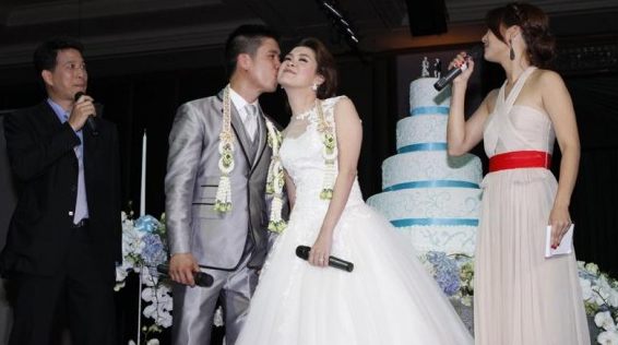 เก็บตก วิวาห์หวานฉ่ำ นิหน่า แบงค์  งานแต่งดาราคู่แรกแห่ง ปี2011