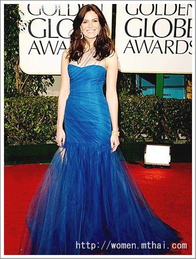 MANDY MOORE สวมเดรส สีน้ำเงิน ดีไซน์สวย จาก Monique Lhuillier