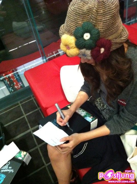 ใบเฟิร์น งานแจกลายเซ็นต์ Boxset สิ่งเล็กๆที่เรียกว่ารัก @ CTW