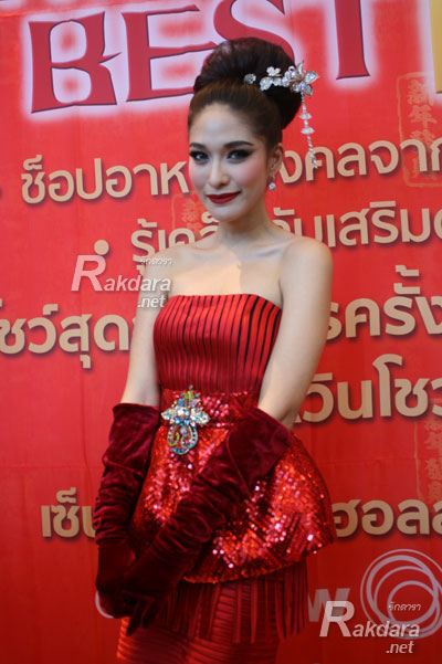 ชมพู่ VS พลอย ในชุดสีแดง เร่า ร้อน