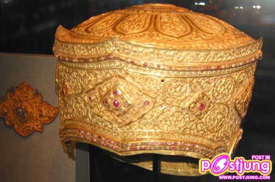 ภาพของ มงกุฎทองคำในพิพิธ ภัณฑ์ ที่อยู่ในพิพิธภัณฑ์  อาเซียนอาร์ต สหรัฐอเมริกา ปรากฏออกมาสู่สาธารณะ นักวิชาการด้านโบราณคดีเชื่อว่าจะเป็นเครื่องทองกรุเดียวกับวัดราชบูรณะใน กรุนี้ยังพบทองคำเครื่องทองคำราชูปโภคจำนวนมาก จากคำให้การคนร้ายขุดกรุมหาสมบัติในพระปรางค์ระหว่างวันที่ 25-27 กันยายน พ.ศ. 2500 ร่วมด้วยคำบอกเล่าของผู้เห็นเหตุการณ์และนักค้าของเก่า ประมาณว่าเครื่องทองคำราชูปโภคได้จากกรุวัดราชบูรณะมีน้ำหนักราว 100 กิโลกรัม