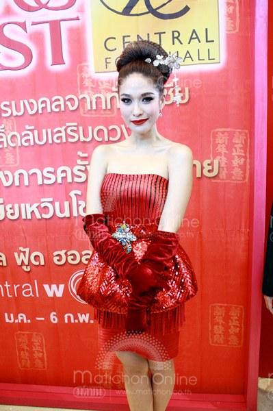 ประชันนางพญาชุดแดง อั้ม พลอย ชมพู่