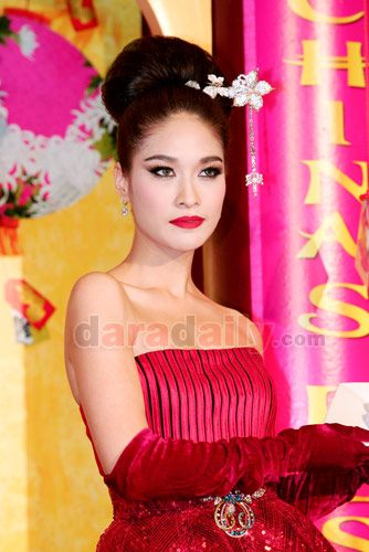 ประชันนางพญาชุดแดง อั้ม พลอย ชมพู่