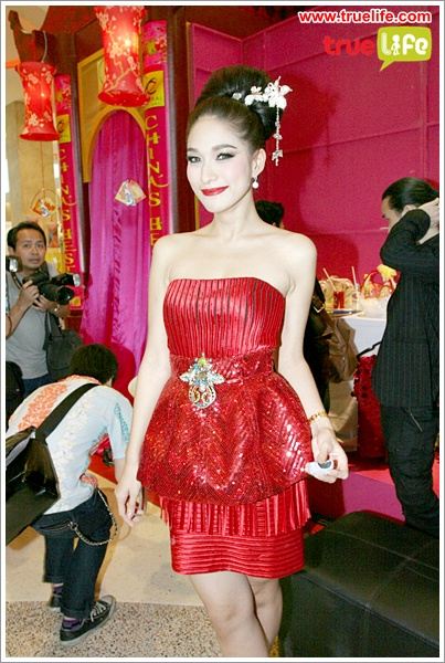 ประชันนางพญาชุดแดง อั้ม พลอย ชมพู่