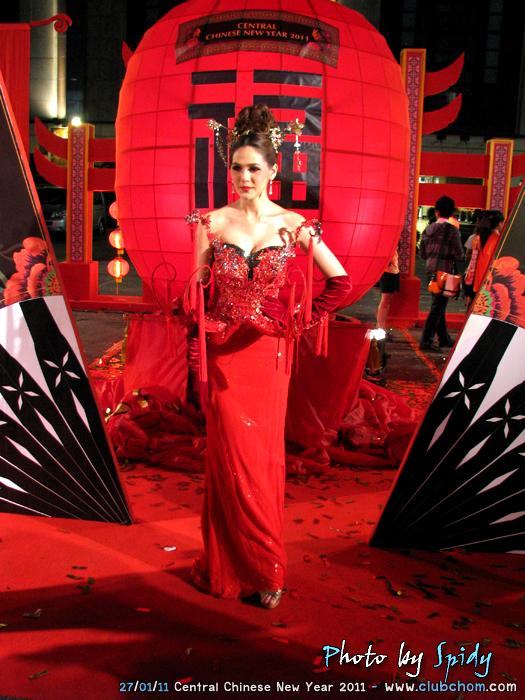 ประชันนางพญาชุดแดง อั้ม พลอย ชมพู่