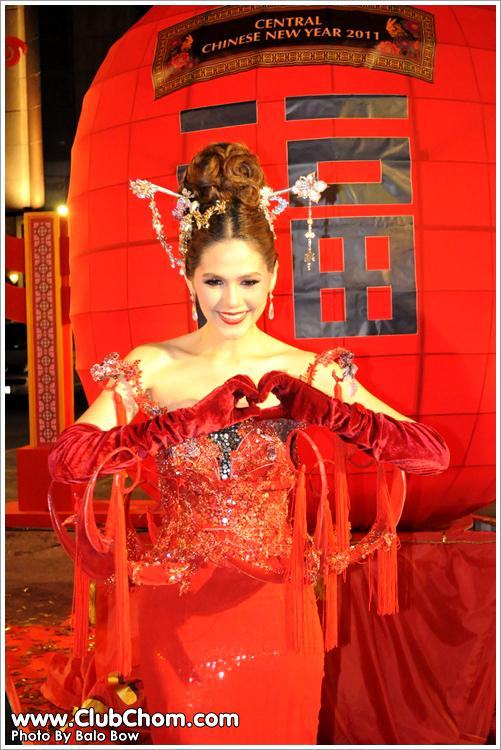 ประชันนางพญาชุดแดง อั้ม พลอย ชมพู่