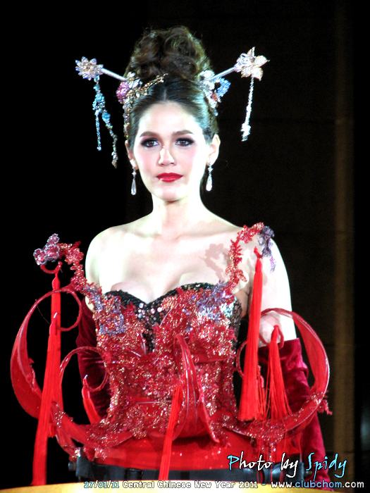 ประชันนางพญาชุดแดง อั้ม พลอย ชมพู่