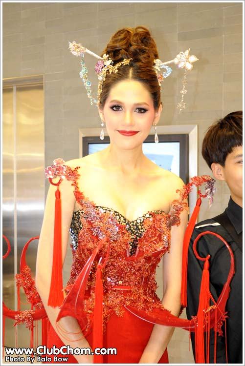 ประชันนางพญาชุดแดง อั้ม พลอย ชมพู่