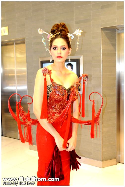 ประชันนางพญาชุดแดง อั้ม พลอย ชมพู่