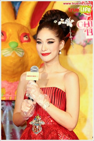 ประชันนางพญาชุดแดง อั้ม พลอย ชมพู่