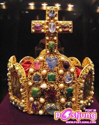 1. มงกุฎจักรพรรดิโรมันอันศักดิ์สิทธิ์ (Crown of the Holy Roman Empire)