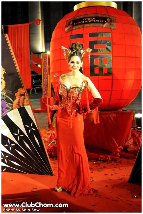 อั้ม พัชราภา และ ชมพู่ อารยา ใครโพสท่าได้สุดยอดกว่ากัน