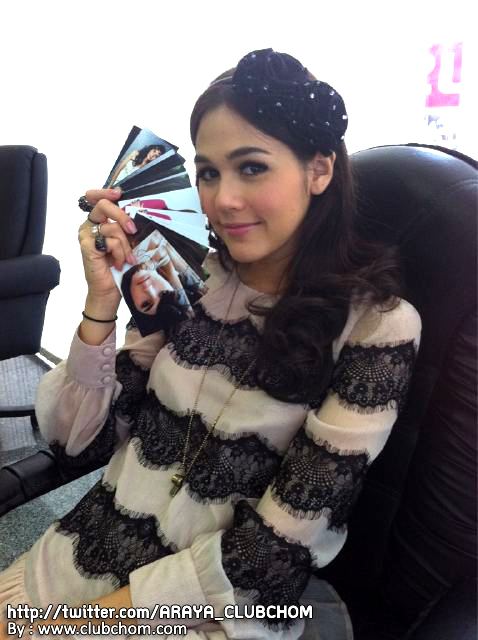 อั้ม พัชราภา และ ชมพู่ อารยา ใครโพสท่าได้สุดยอดกว่ากัน