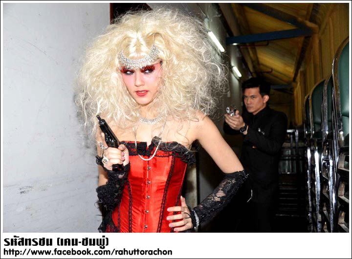 ชมพู่ อารยา โชว์เต้นเพลงมูแลงลูจสุดเซ็กซี่ในรหัสทรชน