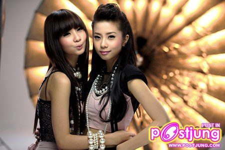 10. "หมวยโกอินเตอร์"  เป็นนักร้องพี่น้องคู่ดูโอ้ ที่น่ารักน่าหยิกจริงๆ สำหรับ 2 สาว " เนย-แจม เนโกะจั๊ม " ที่งานนี้ ทั้งคู่ได้โกอินเตอร์ ไปทำงานเพลงถึงญี่ปุ่น แถมยังยอมเปลี่ยนลุกส์ให้ดูเซ็กซี่สุดๆ เอาใจแฟนเพลงอีกต่างหาก แถมผลตอบรับก็ดีเกินคาดซะด้วย ทำเอา 2 สาวยิ้มแก้มปริ