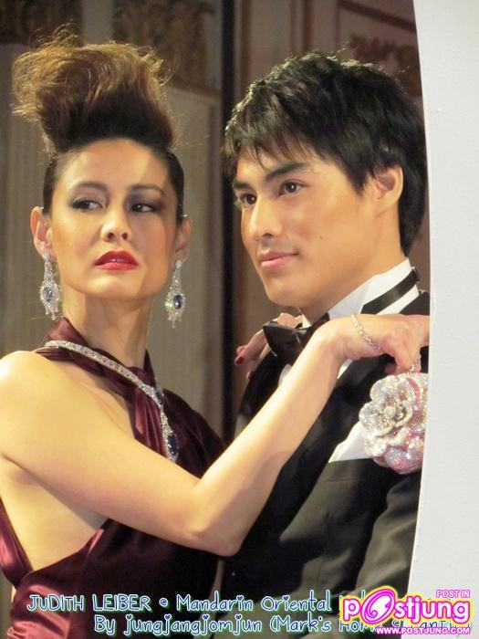 หมาก อ๋อม นาวินต้าร์ เดินแบบงานThe Legacy of Judith Leiber