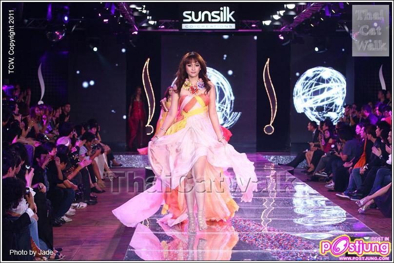 ภาพงาน Sunsilk The Perfect Co-Creations RunwayCrystal Runway กลางแม่น้ำเจ้าพระยา