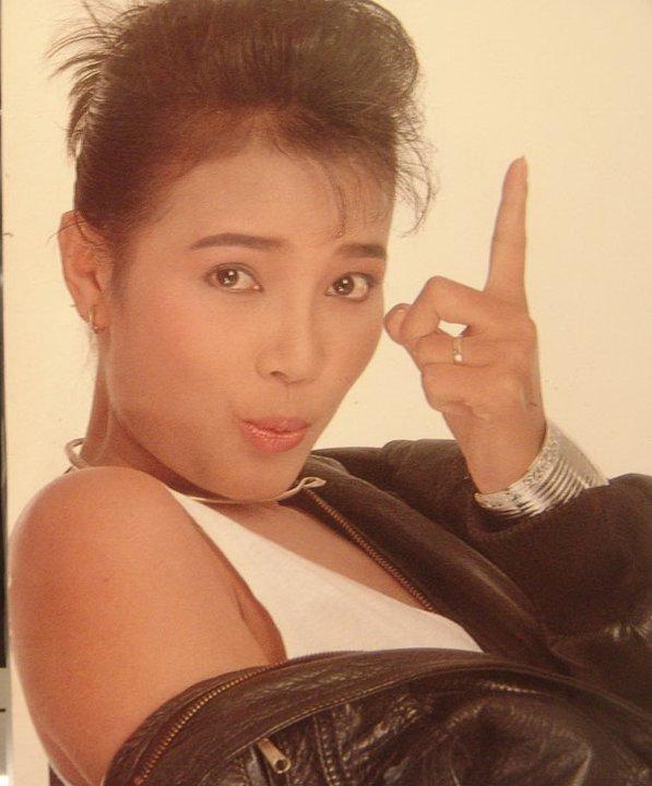 พุ่มพวง ดวงจันทร์ ราชินีลูกทุ่งผู้ไม่มีวันตาย