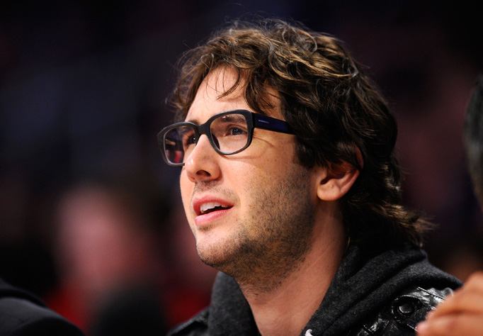 Bieber & Rihanna Cozy Up At NBA All-Star Game