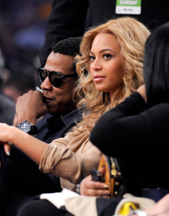 Bieber & Rihanna Cozy Up At NBA All-Star Game