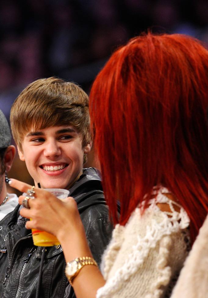 Bieber & Rihanna Cozy Up At NBA All-Star Game
