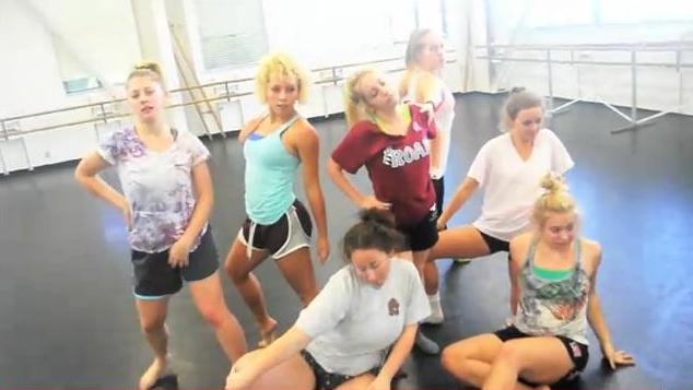 มาดู Cover Dance Hold It Against Me - Britney Spears สุดเมพกันครับ