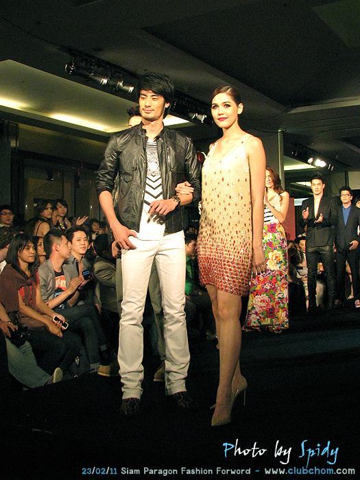ชมพู่ อารยา มาในชุดฟินนาเล่ในงาน Siam Paragon Fashion Forword