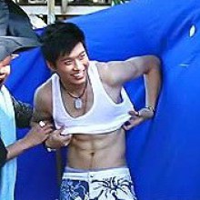 ตี๋โชว์กล้ามหน้าท้อง