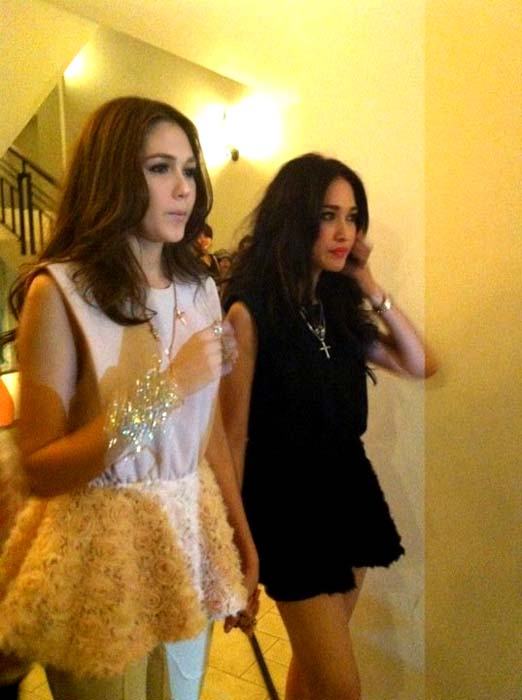 ชมพู่  พลอย  จูงมือสยบข่าวเกาเหลา