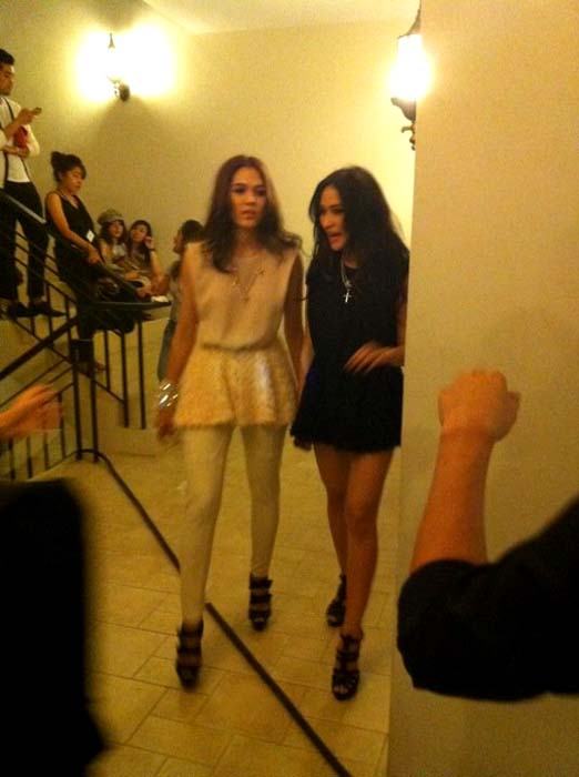 ชมพู่  พลอย  จูงมือสยบข่าวเกาเหลา