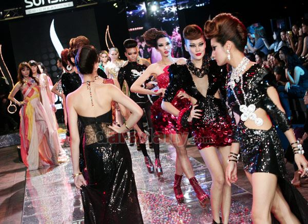 มิน พีชญา เดินแบบ