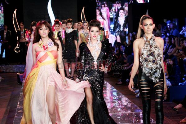 มิน พีชญา เดินแบบ