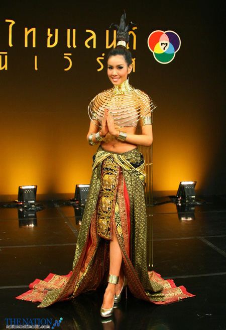 ชุดประจำชาติไทย บนเวทีนางงามจักรวาล แต่ละปี