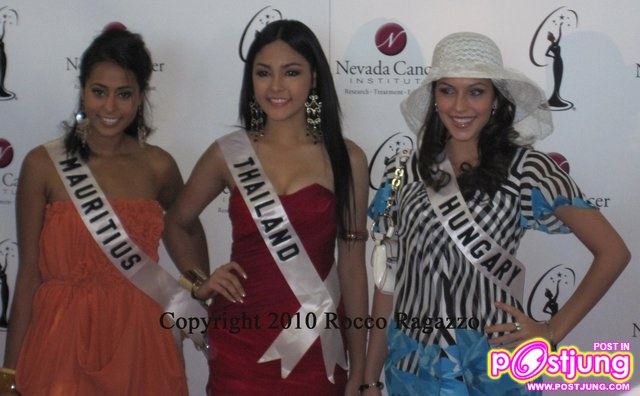 ถ่ายกับมิส มอริเซียส รูมเมทฝนทิพย์นะคะ และ มิสฮังการี