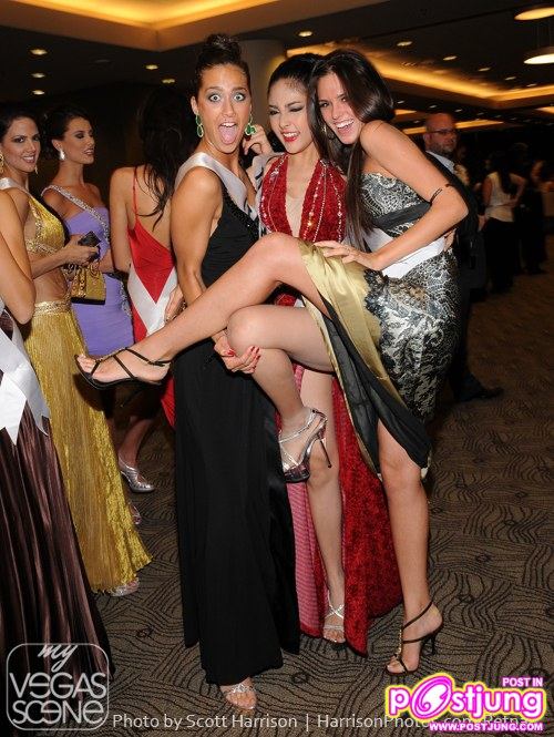 ท่ายกขาที่เป็นกระแส น่ารักดีนะคะ ถ่ายกับ มิสอิตาลี(ซ้าย) มิสรัสเซีย (ขวา)