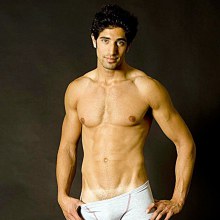 ใครรู้บ้างว่านายแบบหน้าแขกคนนี้คือใคร ชื่ออะไร