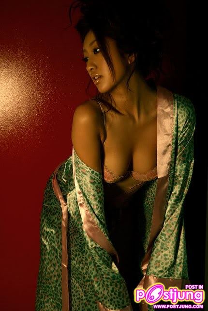 Sayaka Isoyama ถ่ายแบบ เซ็กซี่ บิกินี่ตัวจิ๋ว