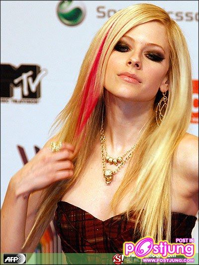 Avril Lavigne :]