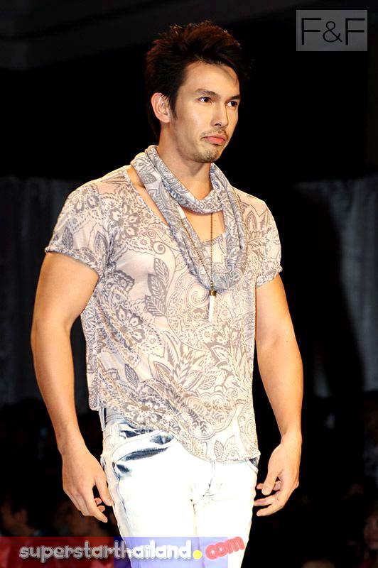AUM อธิชาติ เดินแบบเสื้อผ้า F&F