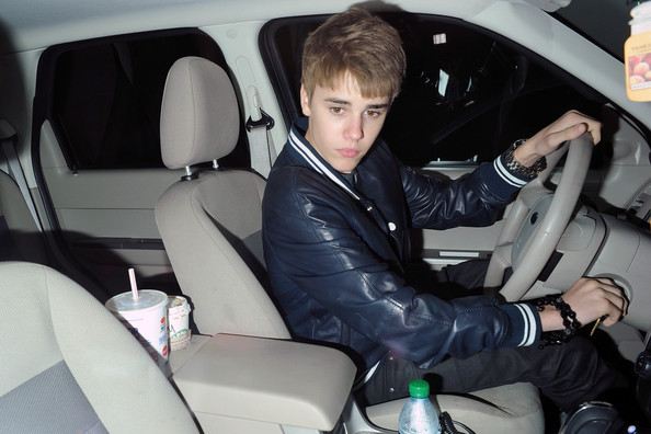 Justin Bieber ฉลองวันเกิดกับแฟน Selena Gomez แต่ดูจะหลบนักข่าวกันน่าดูเลย