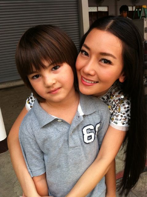 นุ่น วรนุชกับเพื่อนๆดารา ณ กองถ่ายละคร ค่าของคน