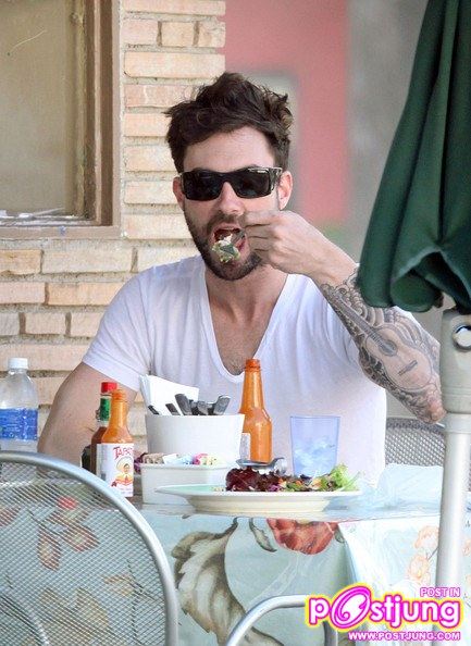 Adam Levine แห่งวง Maroon 5 เจ้าค่ะ