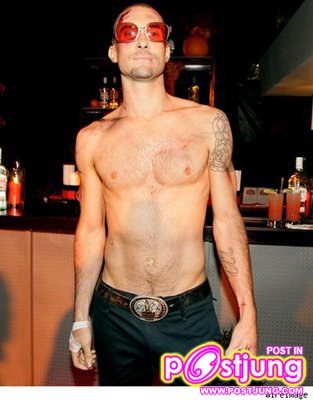 Adam Levine แห่งวง Maroon 5 เจ้าค่ะ